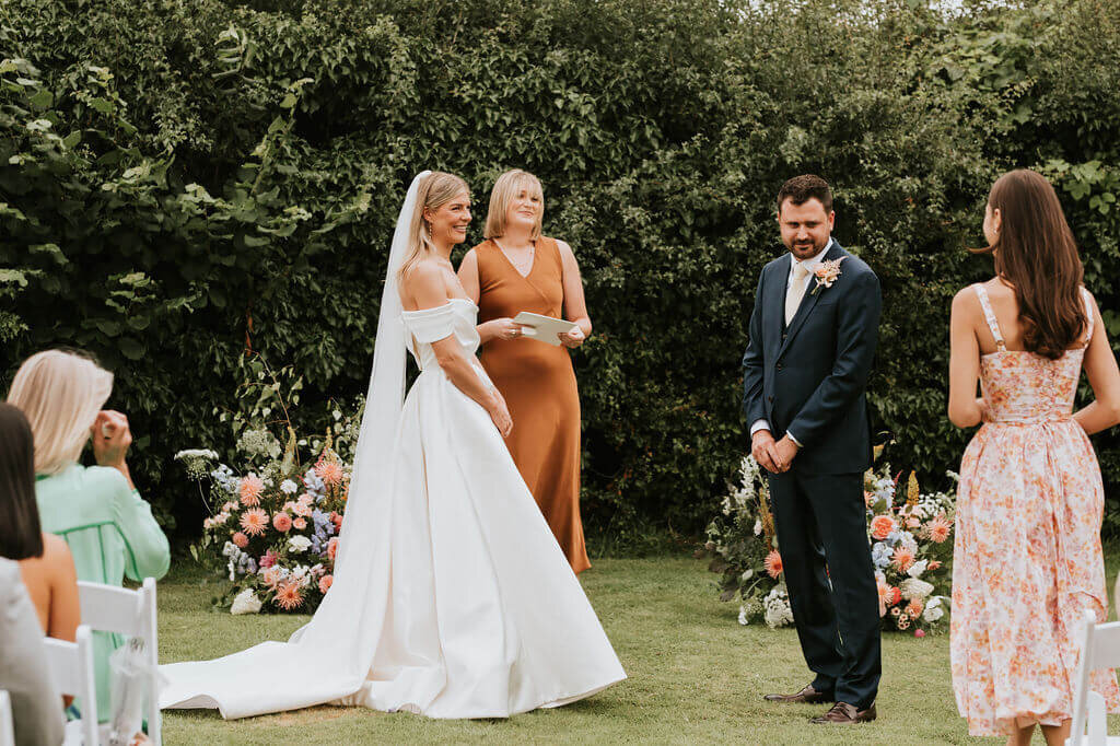 Issy-and-Bella-Floral-Design-Wedding-Florist-Herefordshire-Broadfield-Court-j&N55
