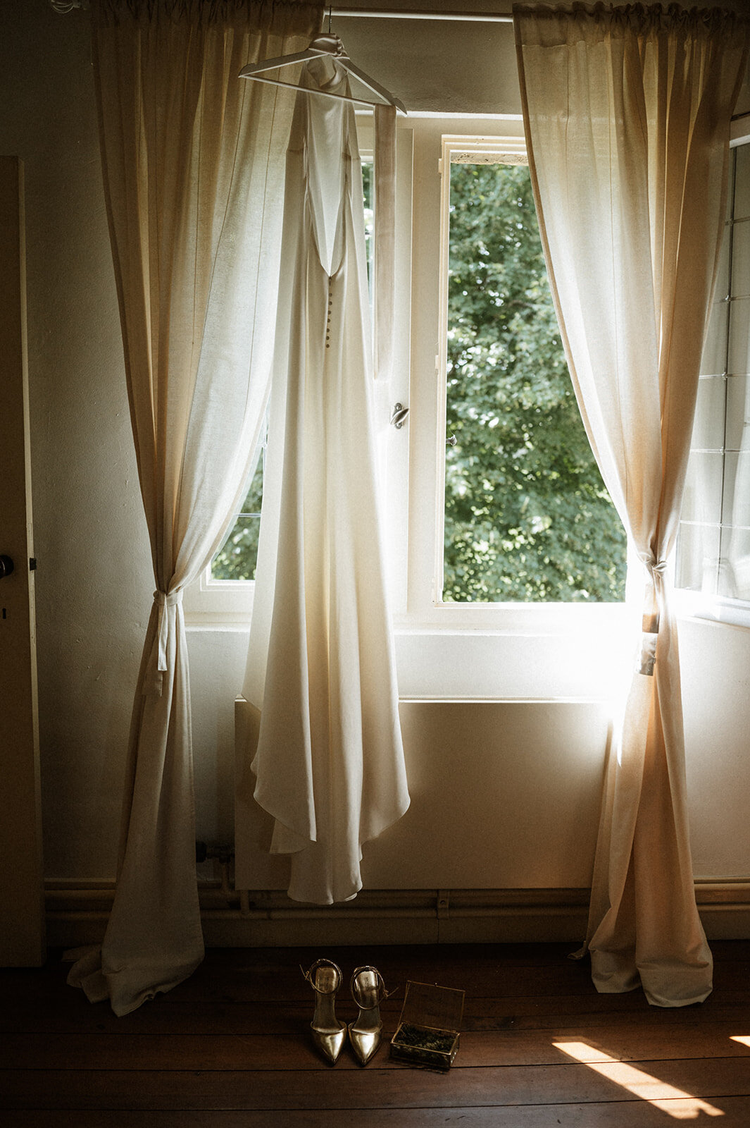 Herentals, salon weddings, moody, authentiek, alternatief trouwen,bruid, 2026, elopent, intiem, spontaan, tijdloos, trouwfotograaf, antwerpen - klaarmaken & first look-109