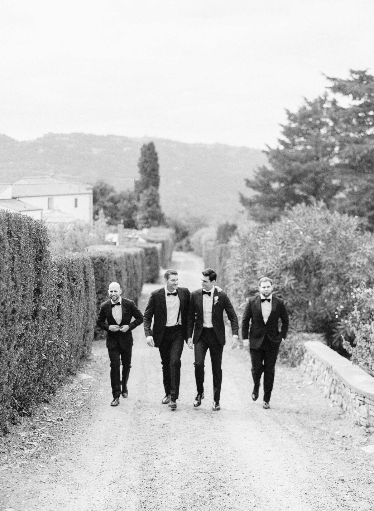6-Tuscany-wedding-Villa-di-Ulignano-groomsmen-Alexandra-Vonk-photography