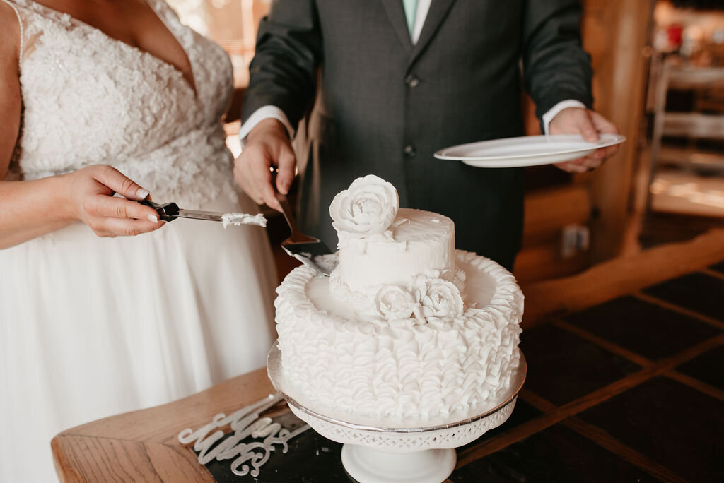 Vesper-and-Vow-Bemidji-Minnesota-wedding-and-elopement-photographer-coordinator-planner-elegant-refined-cake