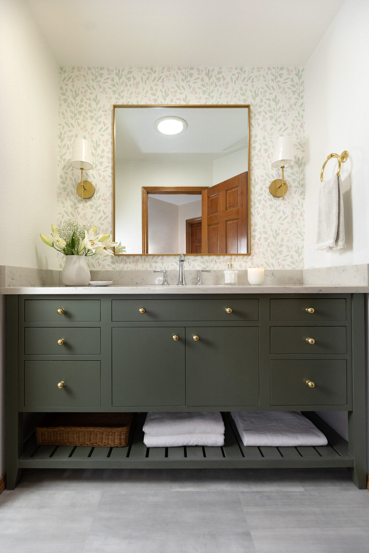 Green floral, cozy bathroom 2