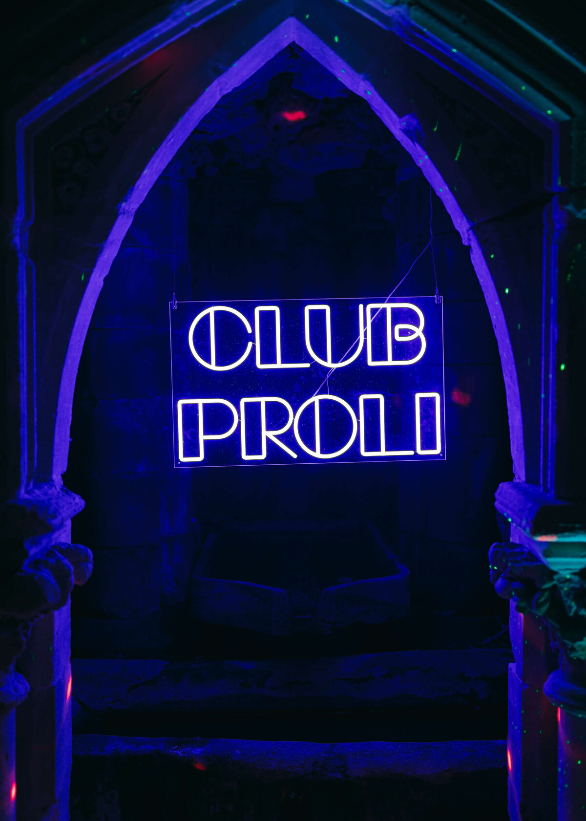 chloe-lowe-wedding-euridge-manor-cotswolds-grotto-neonsign