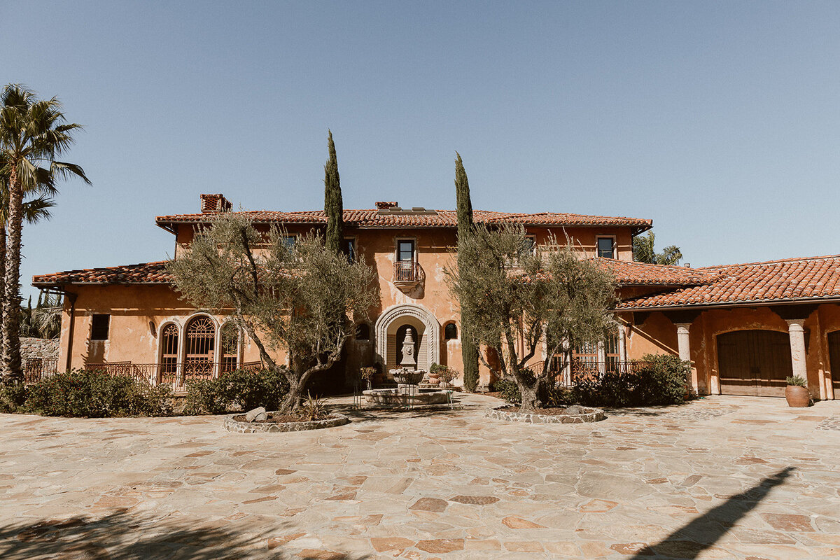 Art & Soul Events Party at the Bachelor Mansion. This photo is of the front of the house where the contestants first meet the Bachelor.