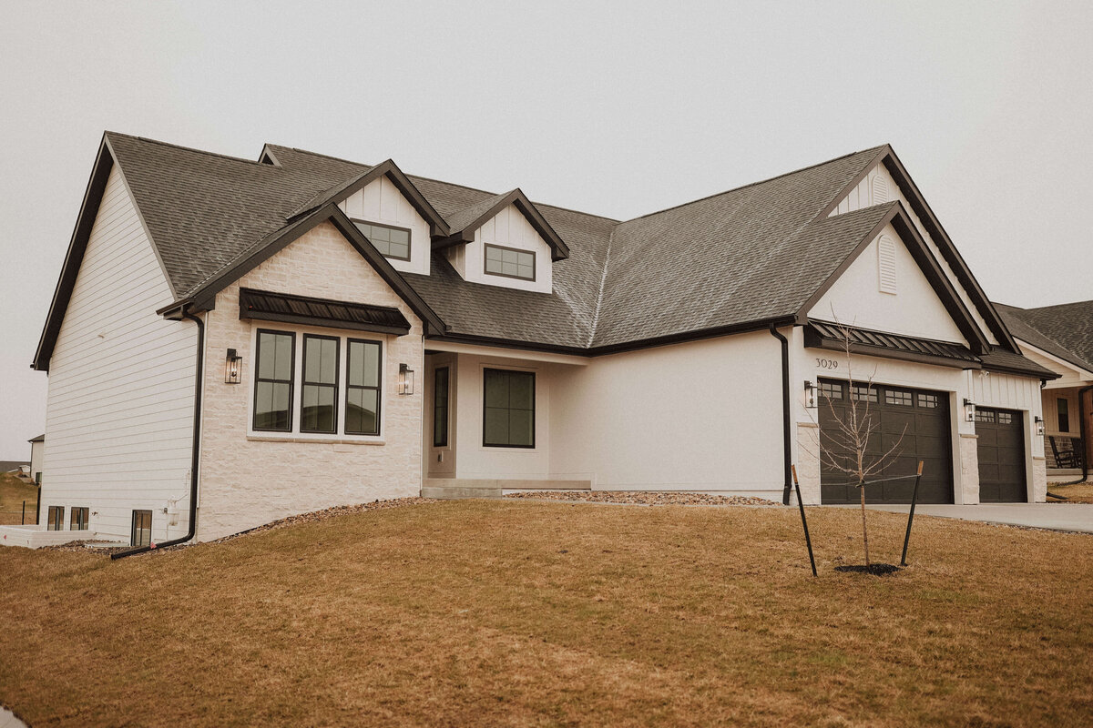 3029-Exterior-Grimes-Central-Iowa-Custom-Home-JRL-Builders-3F1A4624