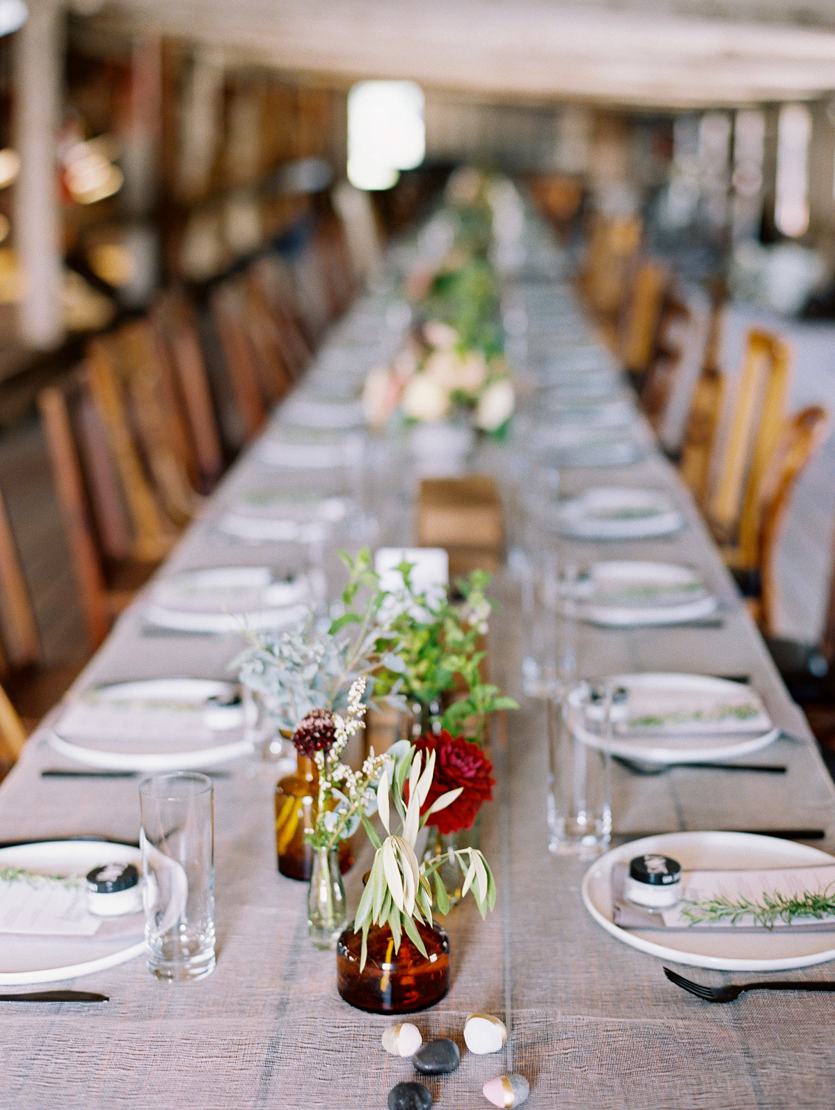 One long farm table with amber vases Colorado wedding photographer© Bonnie Sen Photography