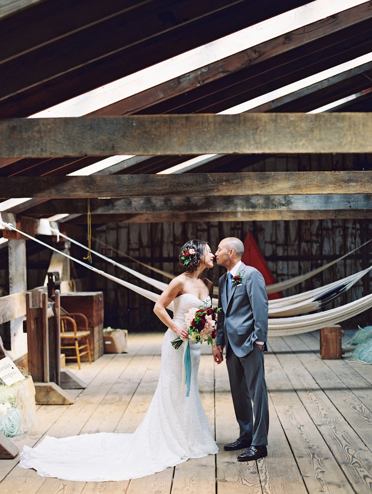 Modern moody wedding in Astoria Oregon © Bonnie Sen Photography