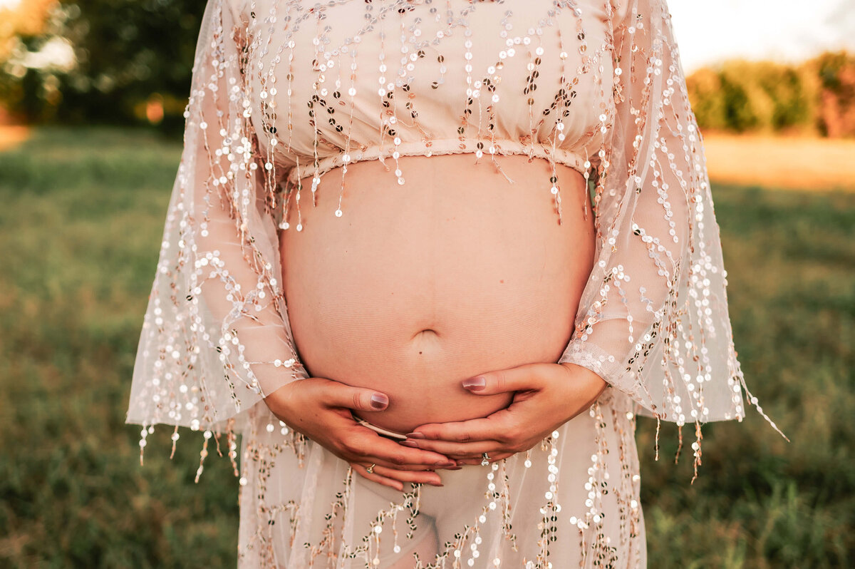 maternity picture in Springfield MO of close up of pregnant mom holding baby bump