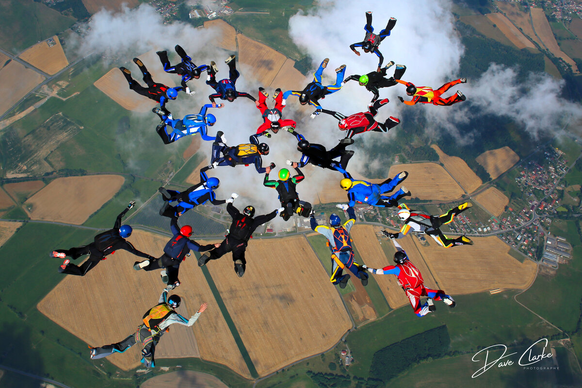 Das Bild zeigt eine Formation von Fallschirmspringern über dem Sprungplatz Skydive Pink Klatovy