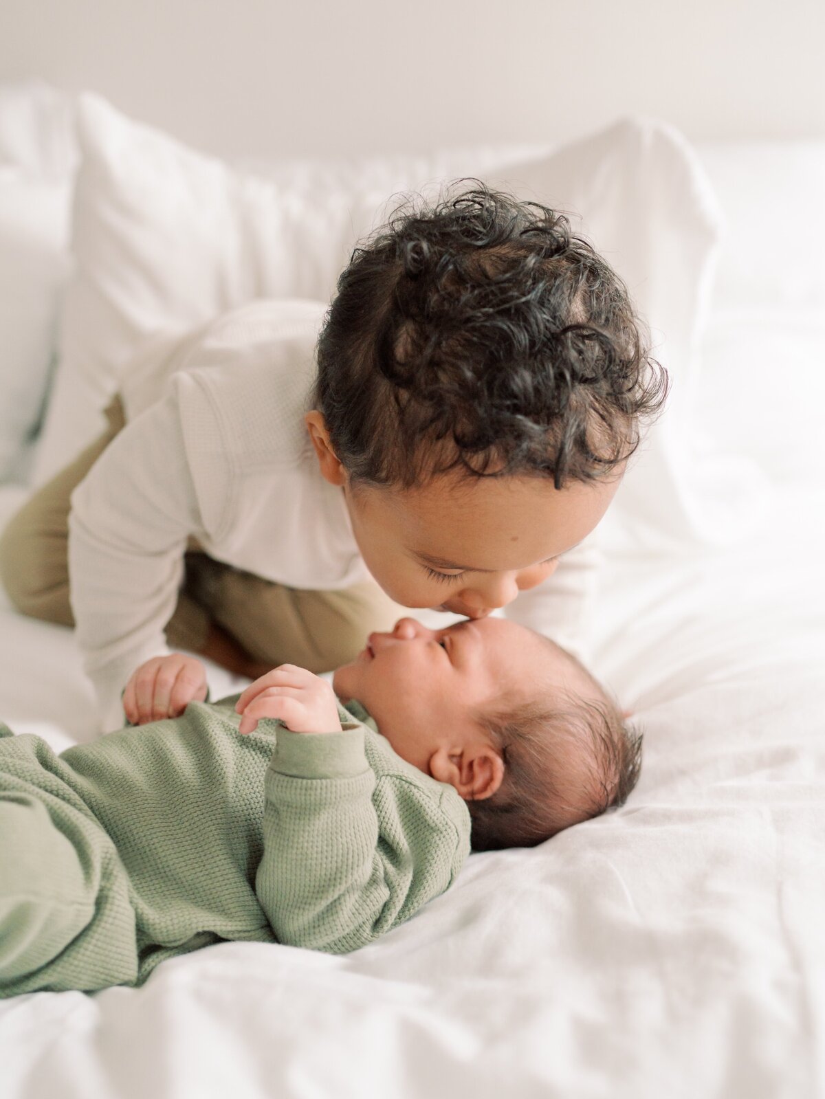 sibling newborn photo in home newborn photographer