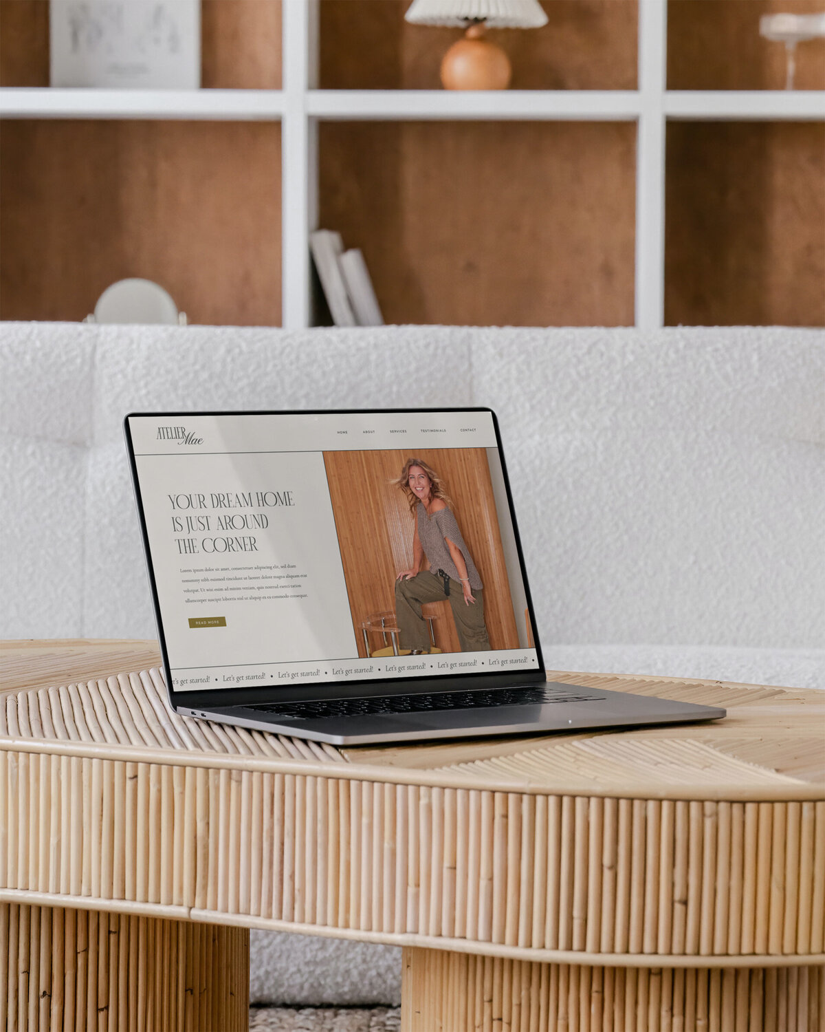 Atelier Mae interieur website getoond op laptop