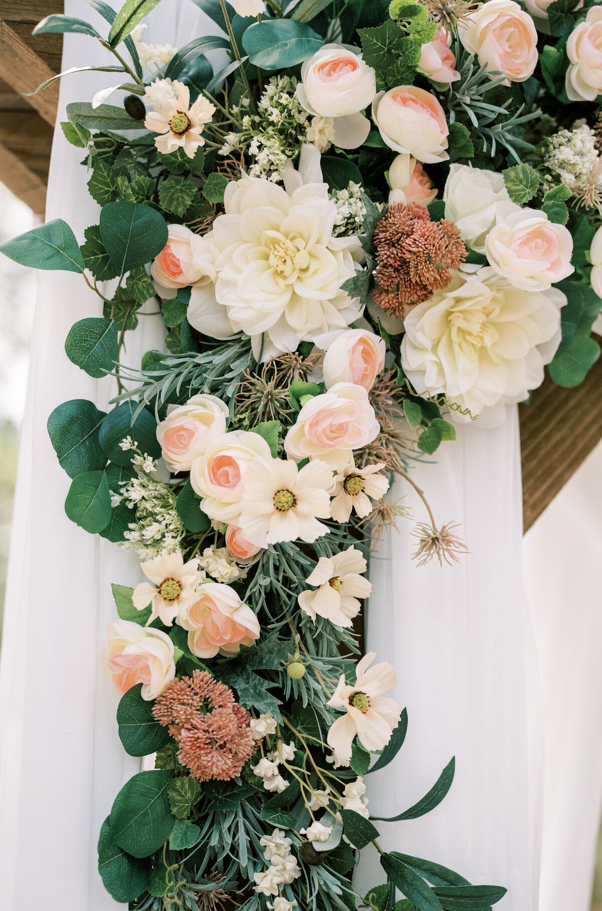 floral details on wedding alter