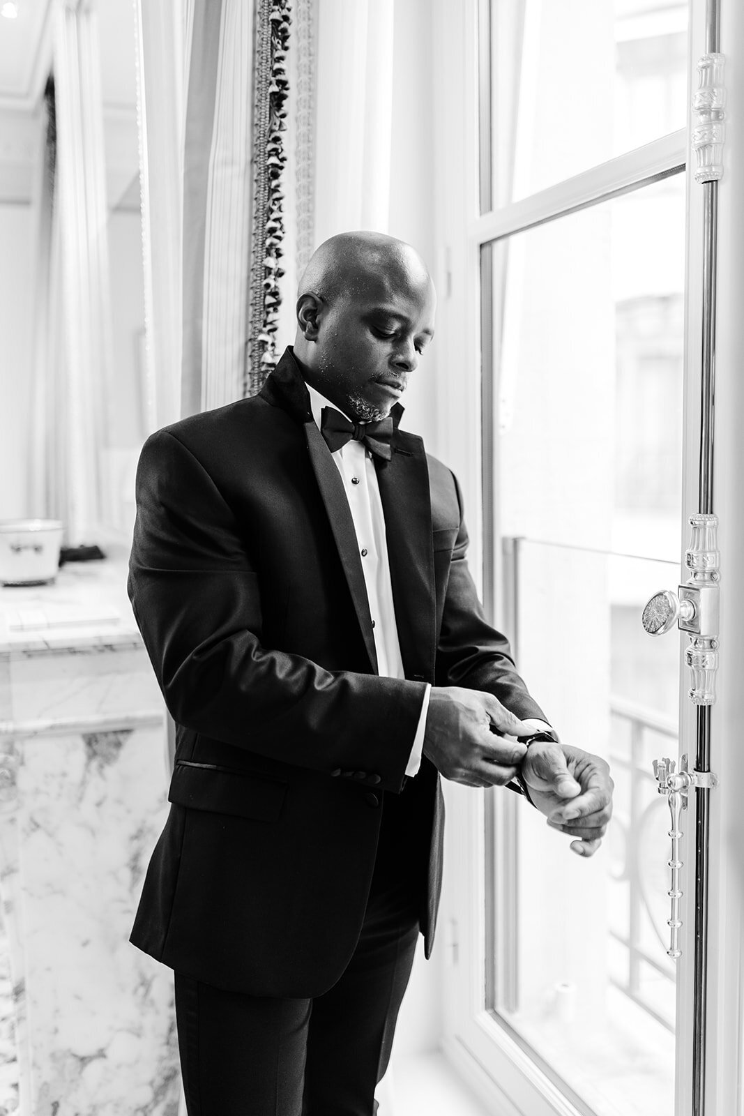 Destination wedding elopement Paris Place vendome Black couple Ritz Paris (39)