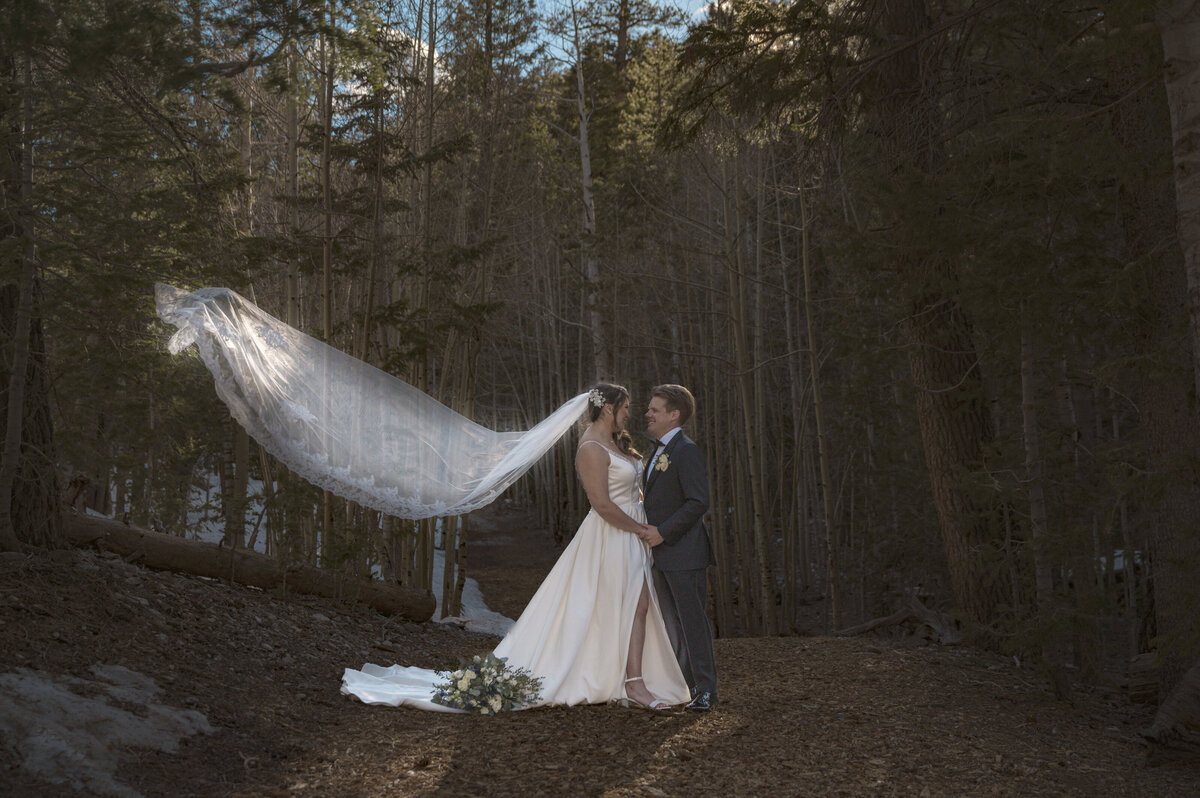 lincoln-outdoor-wedding-couple-kiss-legacy-in-light (56)