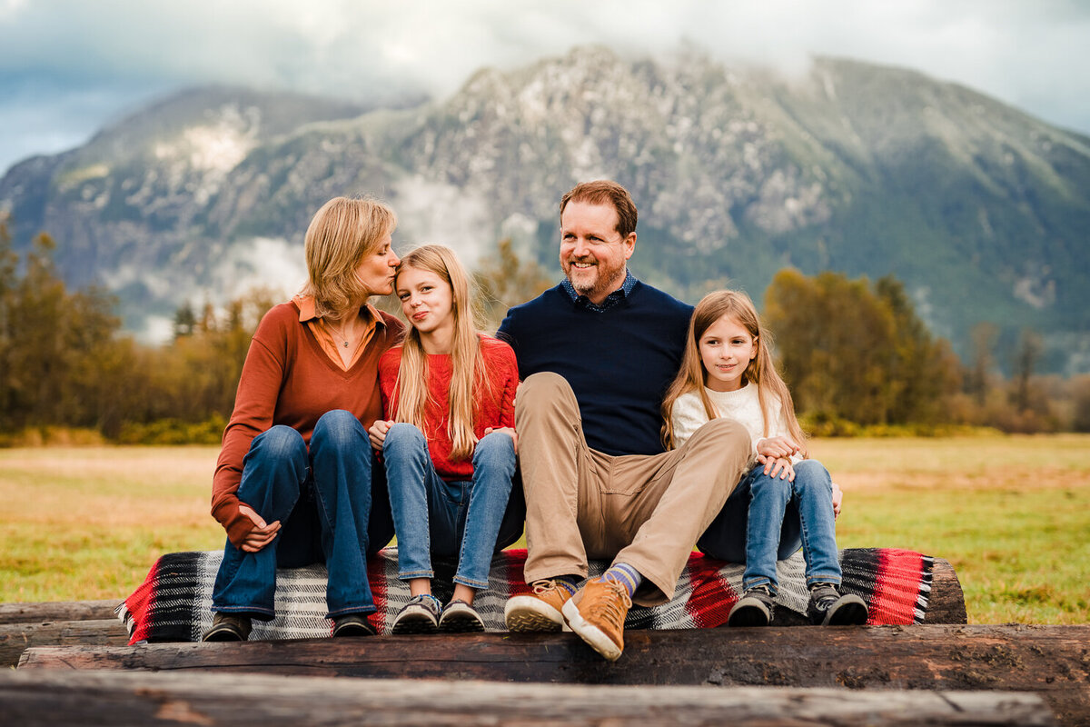 family-photoshoot-mountain-backdrop-snoqualmie-sitting-on-log