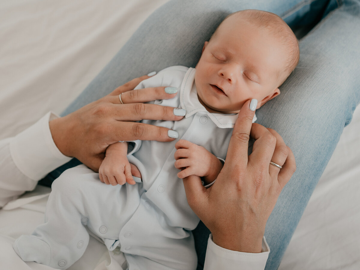 Newbornshoot door Leukfotografie in Amsterdam, Zaandam, Landsmeer, Oostzaan en Purmerend – zachte, liefdevolle babyfoto’s-13