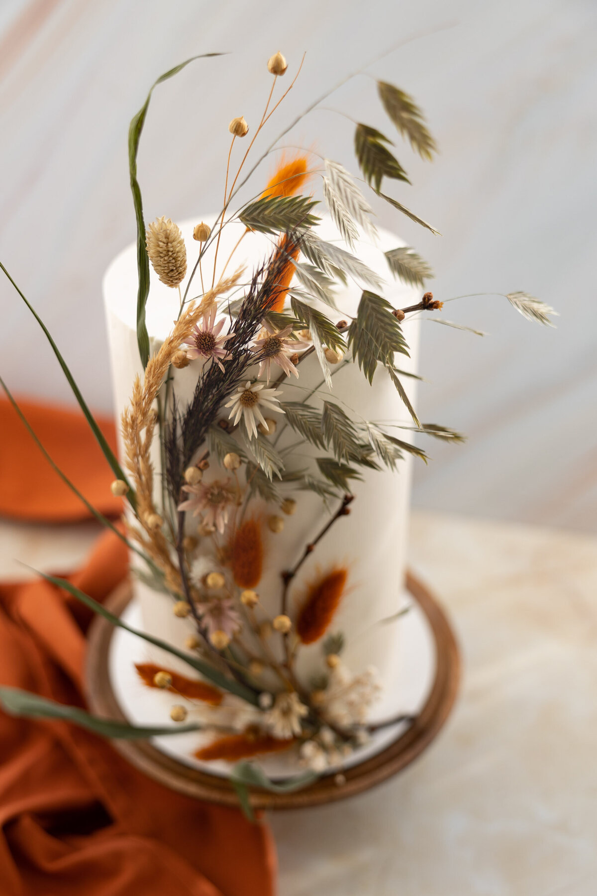 Taart design door Blue Bird Rotterdam. Taart met bloemen in herfstkleuren. Food fotografie door Dorien Paymans | Studio Ensō Groningen ©