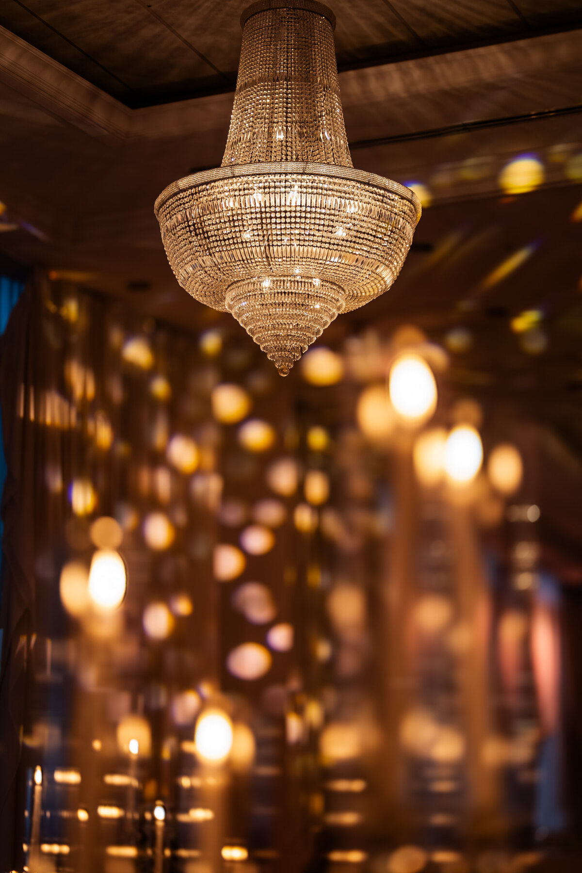 Décor de salle de banquet avec lustre Photographe de Mariage Montréal
