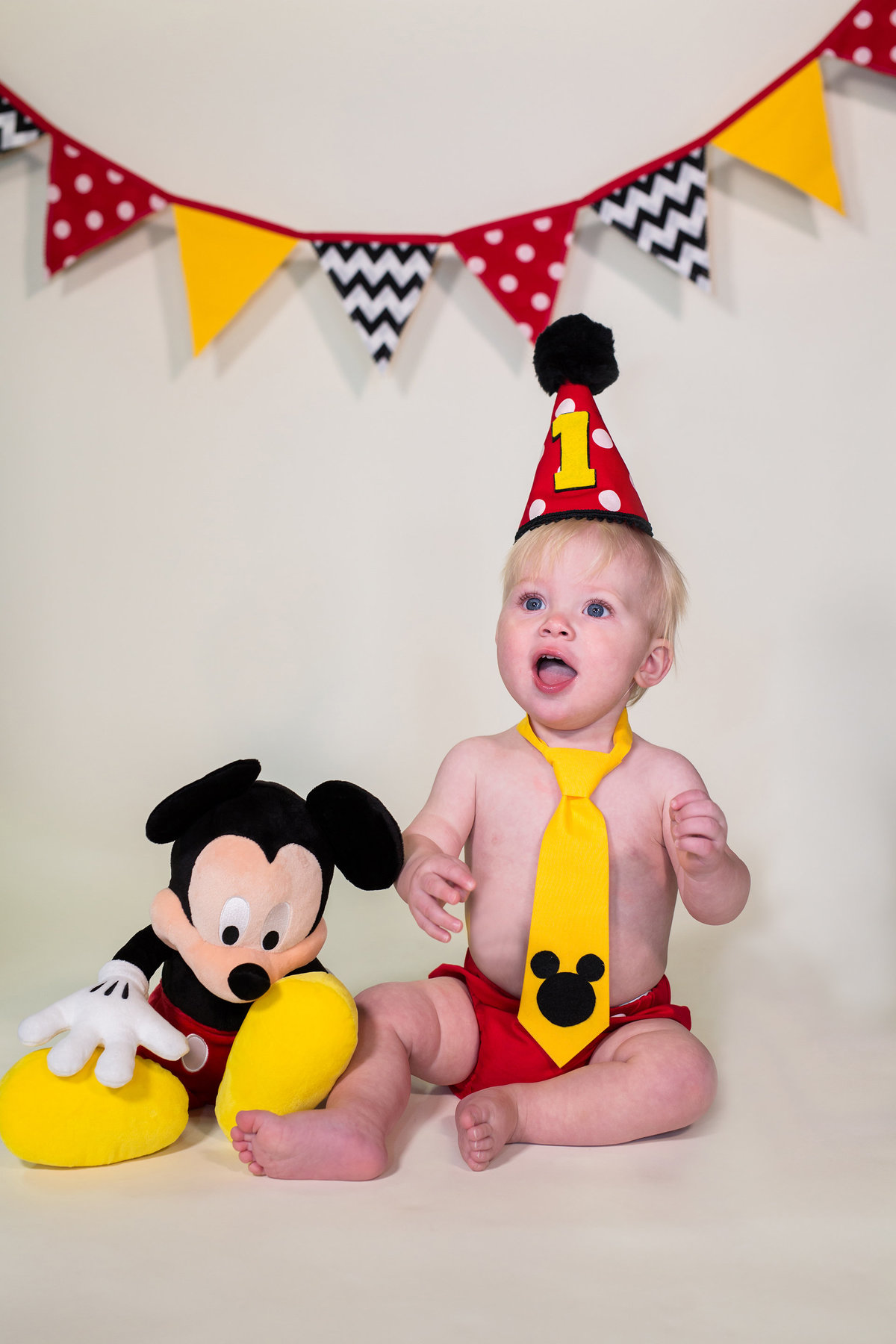 ideas for baby  Mickey Mouse theme shoot