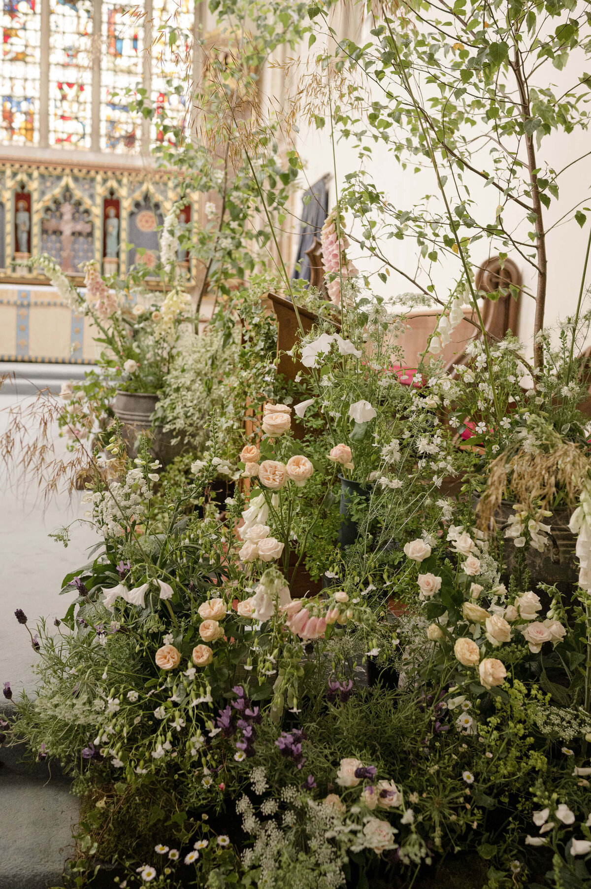 wild and naturalistic wedding flowers 