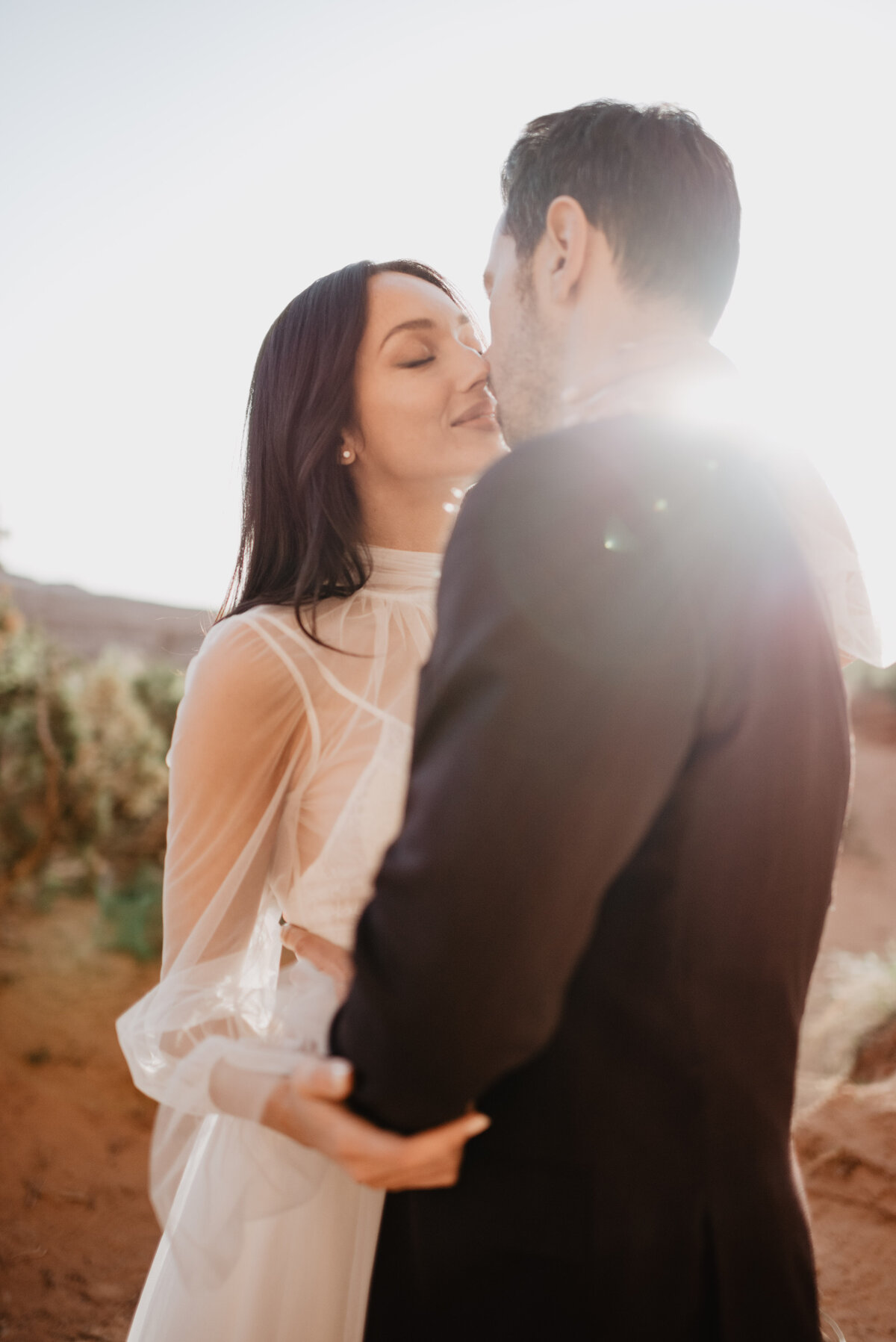 Utah elopement photographer captures couple kissing during portraits