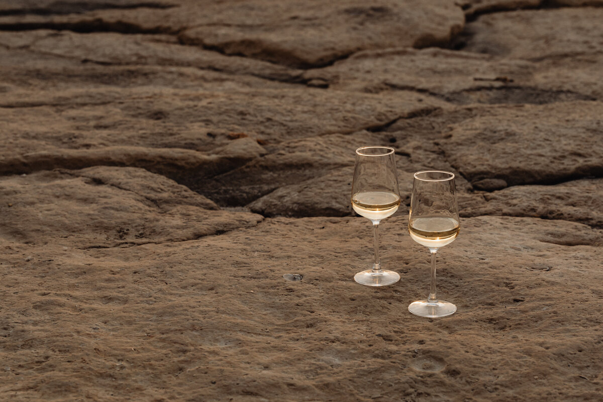 kaboompics_coastal-elegance-white-wine-on-the-rocky-shores-of-malta-30981