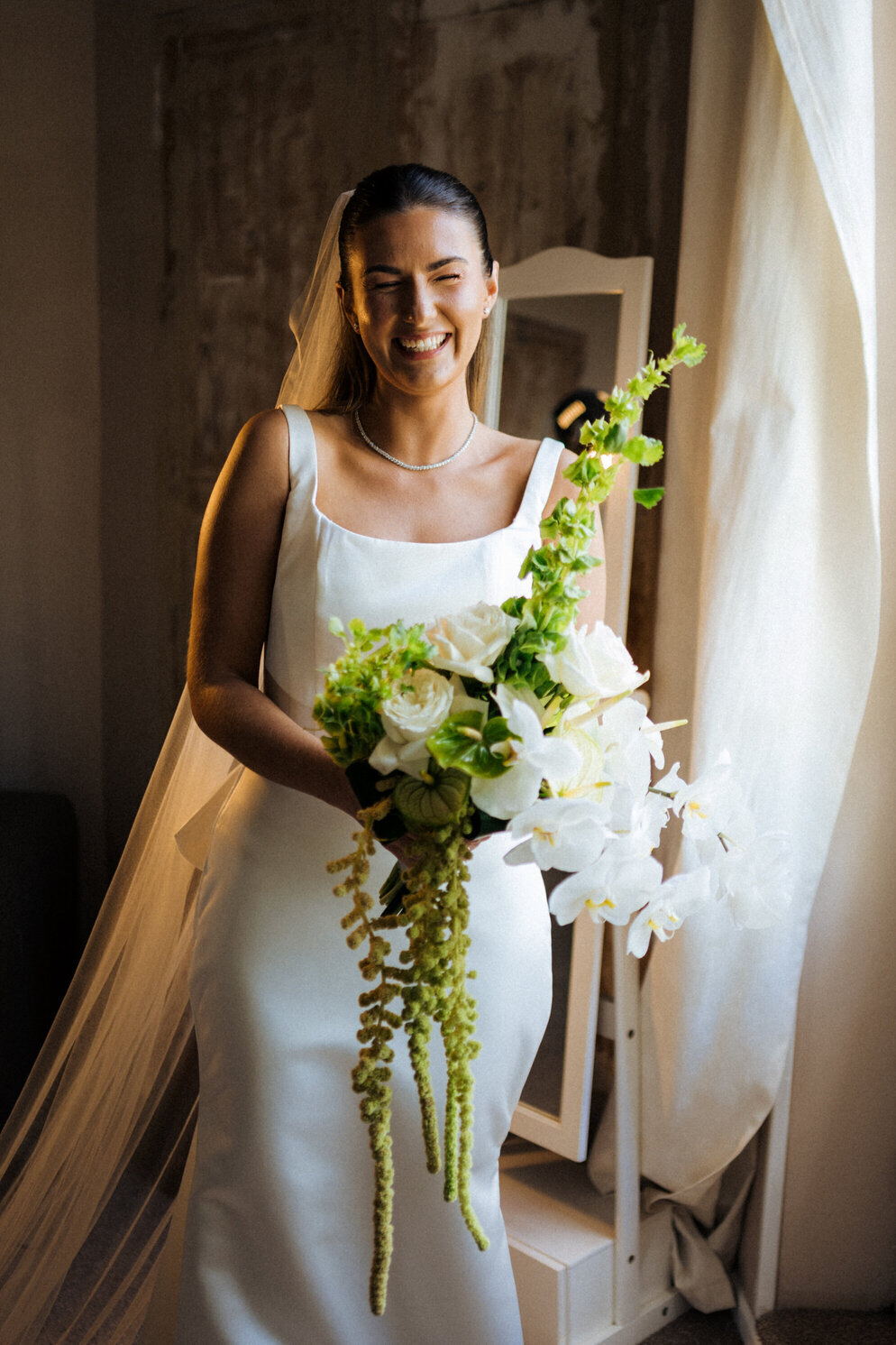 bride-with-bridesmaids-getting-ready-room-france6