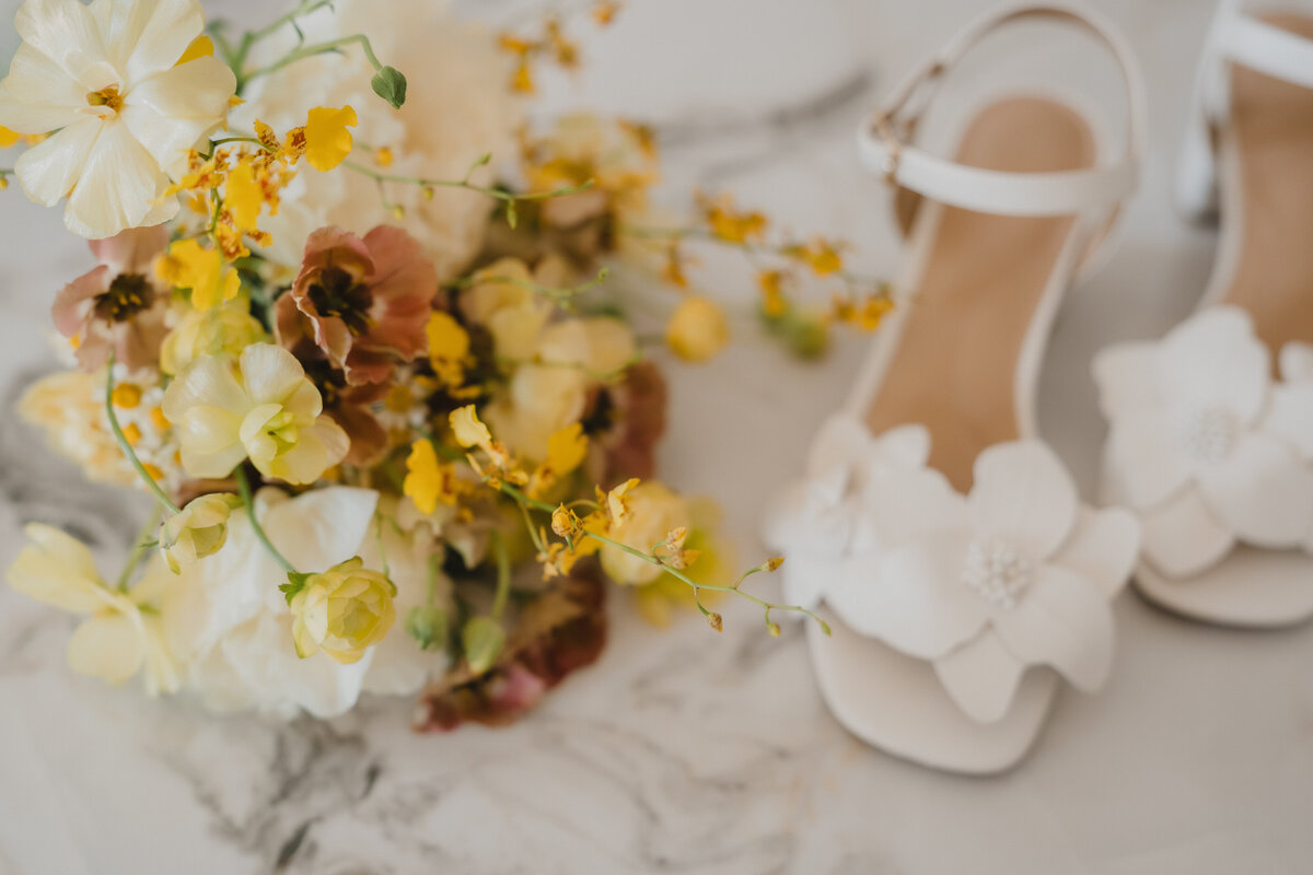 wedding-planner-cafe-lhorloge-intimate-flatlay-flowers-shoes