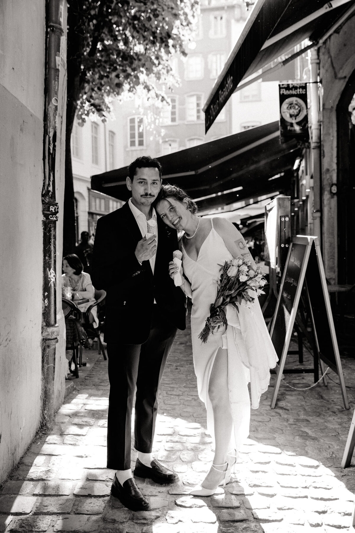 Anais-et-Nicolas-mariage-couple-rue-vieux-lyon