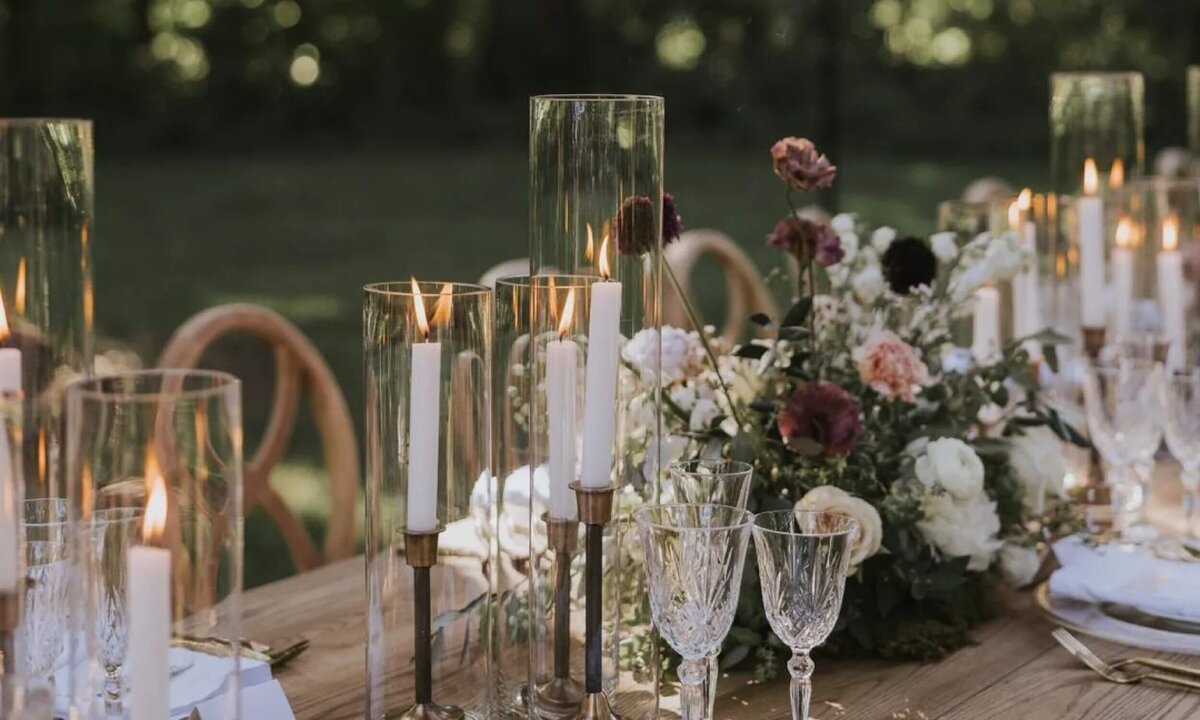 gooseberry-floral-outdoor-wedding-table-candle-arrangement-ontario