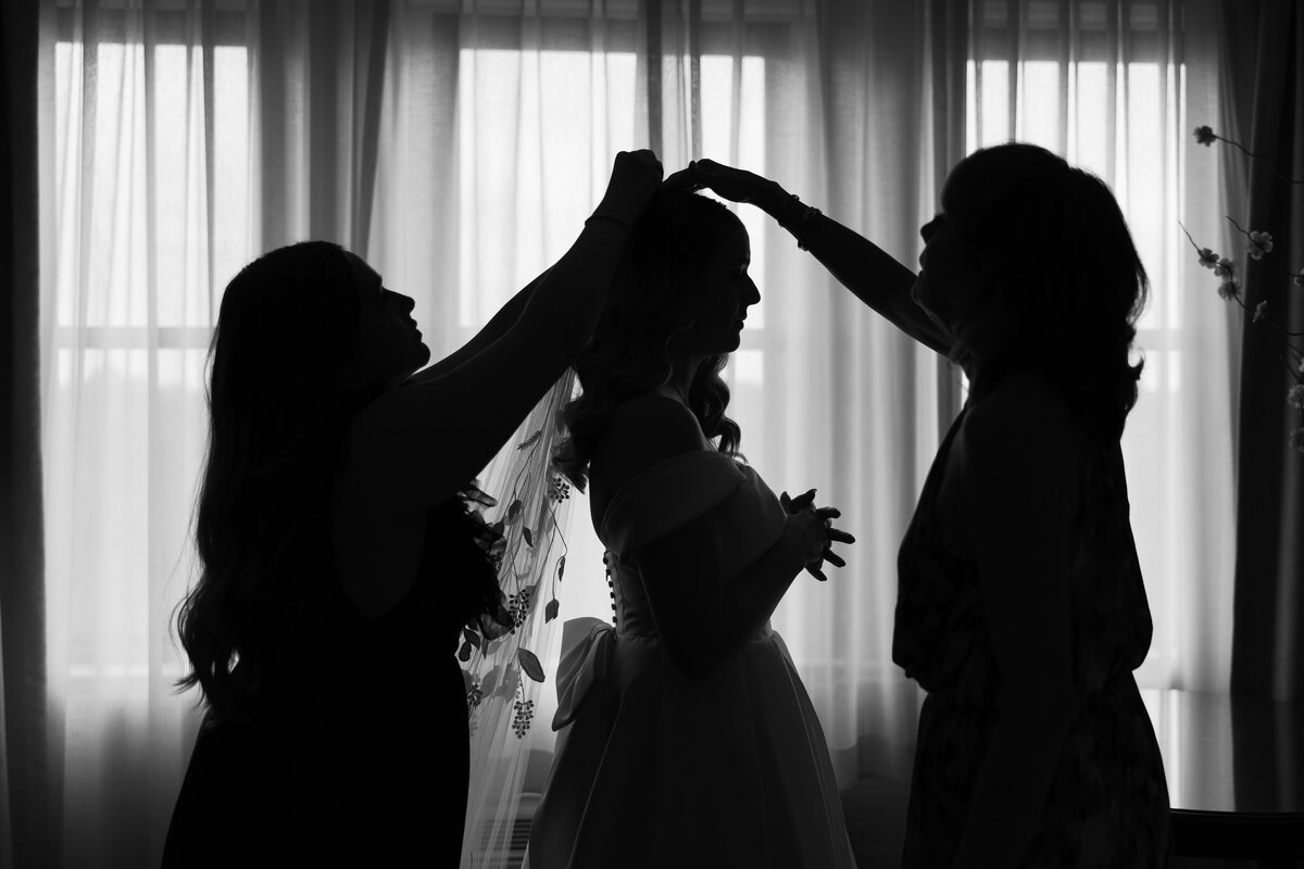 Image of a bride getting ready on her wedding day at Omni Shoreham DC