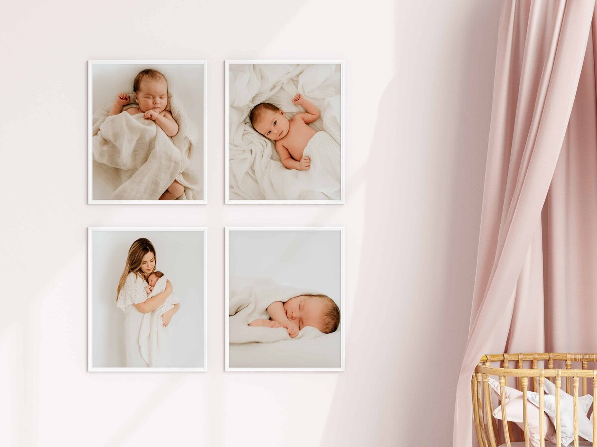 En vegg med rammete bilder fra nyfødtfotografering i et rosa jenterom.
