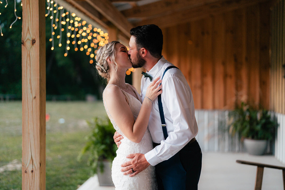 barn wedding ohio sam and grace photography