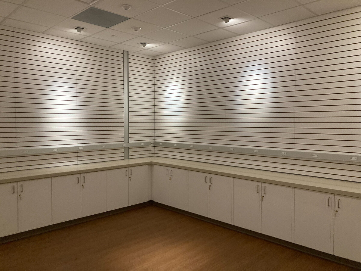 BANNER GIFT SHOP SLAT WALL AND BASE 