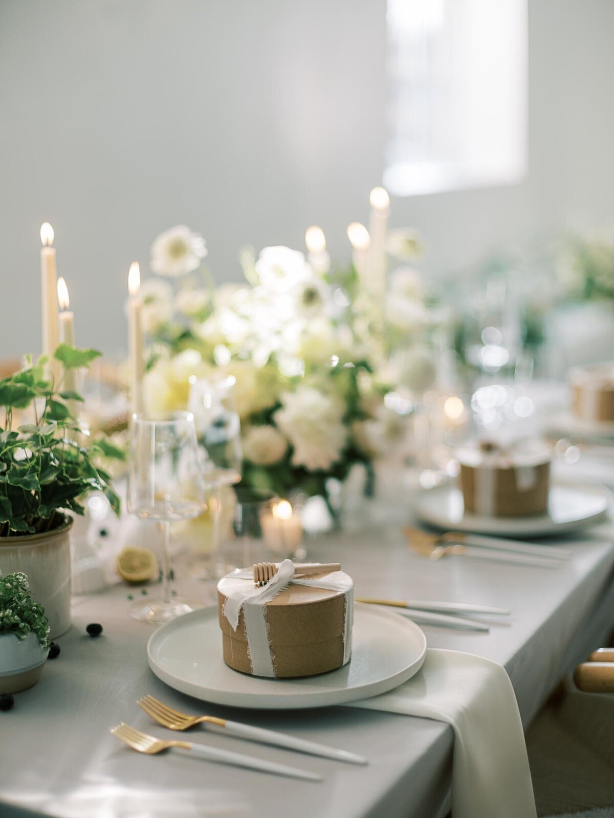 bluepansyfloral-yellow-pastel-tablescape