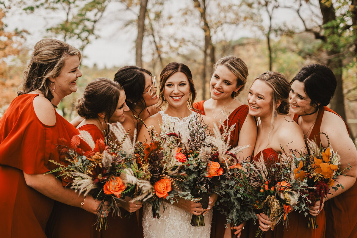 storyteller-collective-photo-co-bride-with-bridesmaids-in-fall-colors-hickory-grove-park-colo-iowa