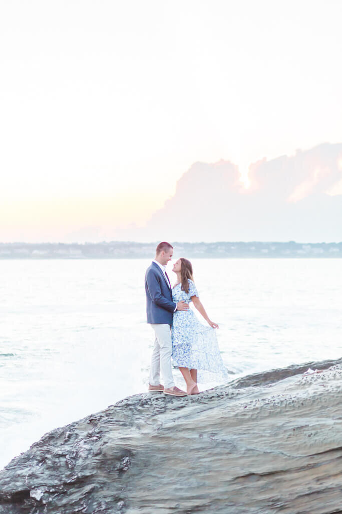 coastal engagement session at beavertail state park lighthouse in jamestown RI (10)
