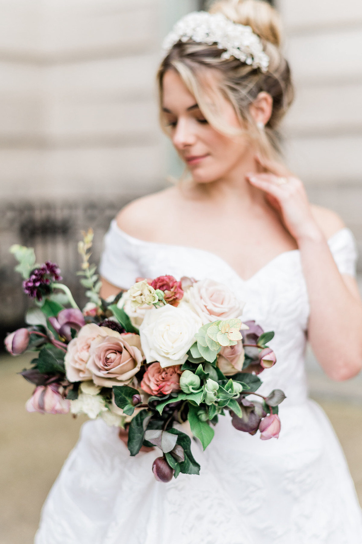 From grand celebrations to quiet exchanges, our luxury wedding photography in DC portrays the genuine beauty of your love story. Our fine art lens turns fleeting moments into everlasting art, against the backdrop of The Larz Anderson House's opulence.