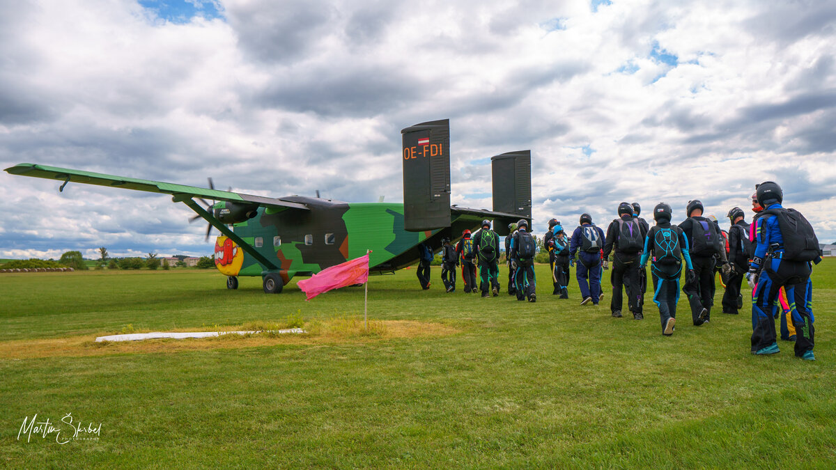 Eine Gruppe von Fallschirmspringern steigt vor ihrem nächsten Sprung in die Pink Skyvan ein.