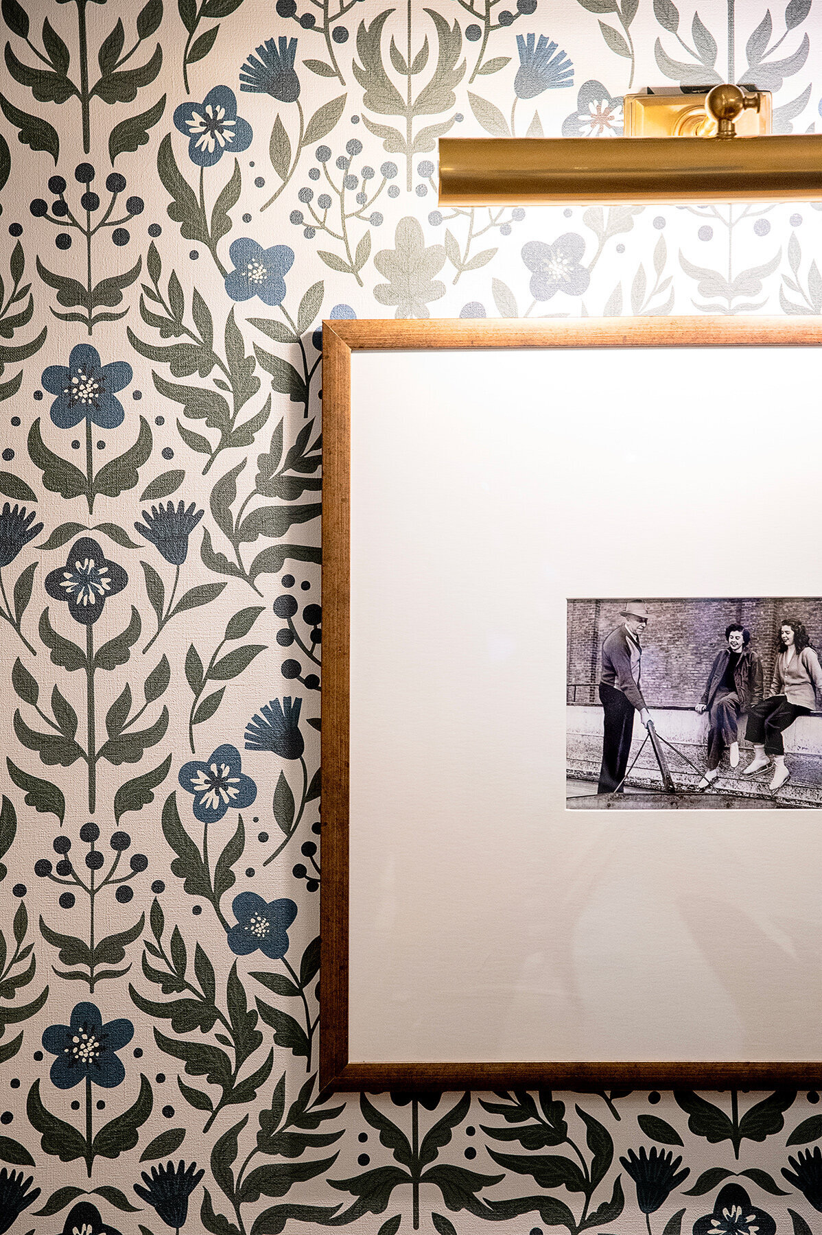 brass-photo-wallpaper-antique-light-detail