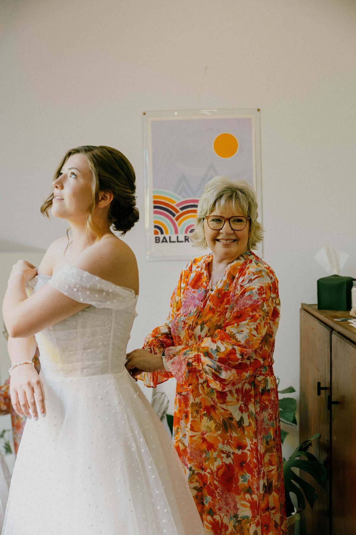 Brooke&PerronWeddingPhotos_GettingReady_AustinWeddingPhotographer_HereafterFilms-34