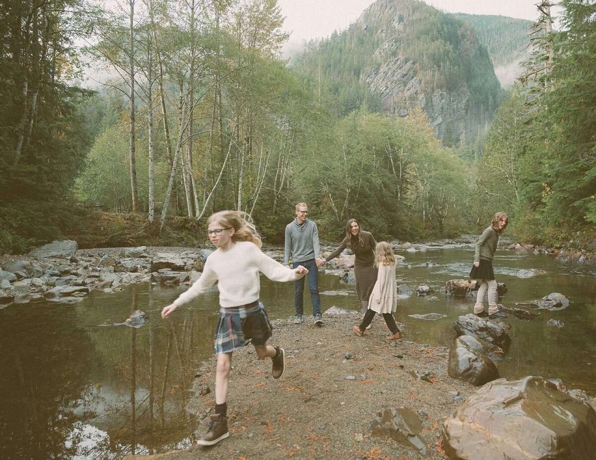 seattle-family-photoshoot-creek