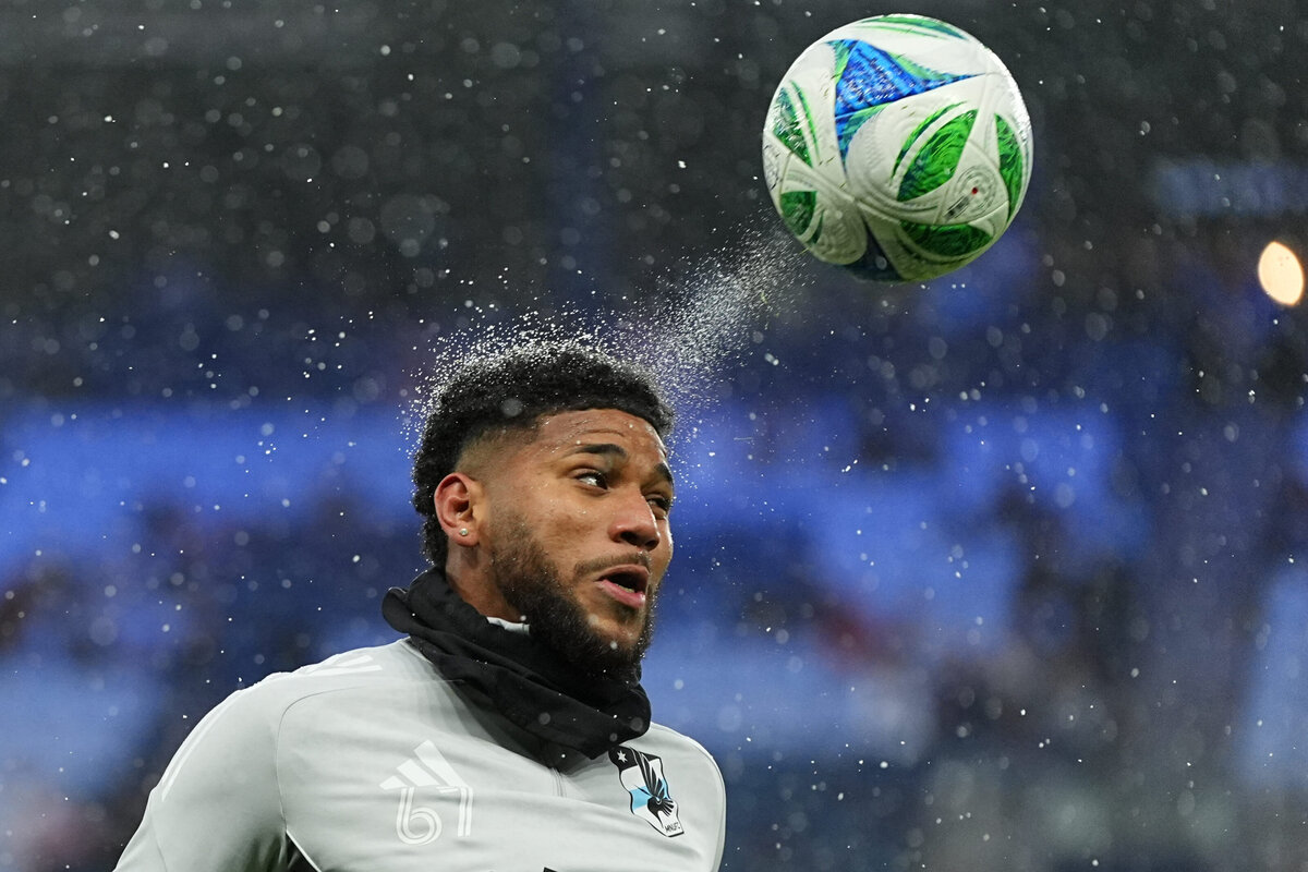 kansas-city-sports-photography-0147-soccer-player-heading-ball-in-air