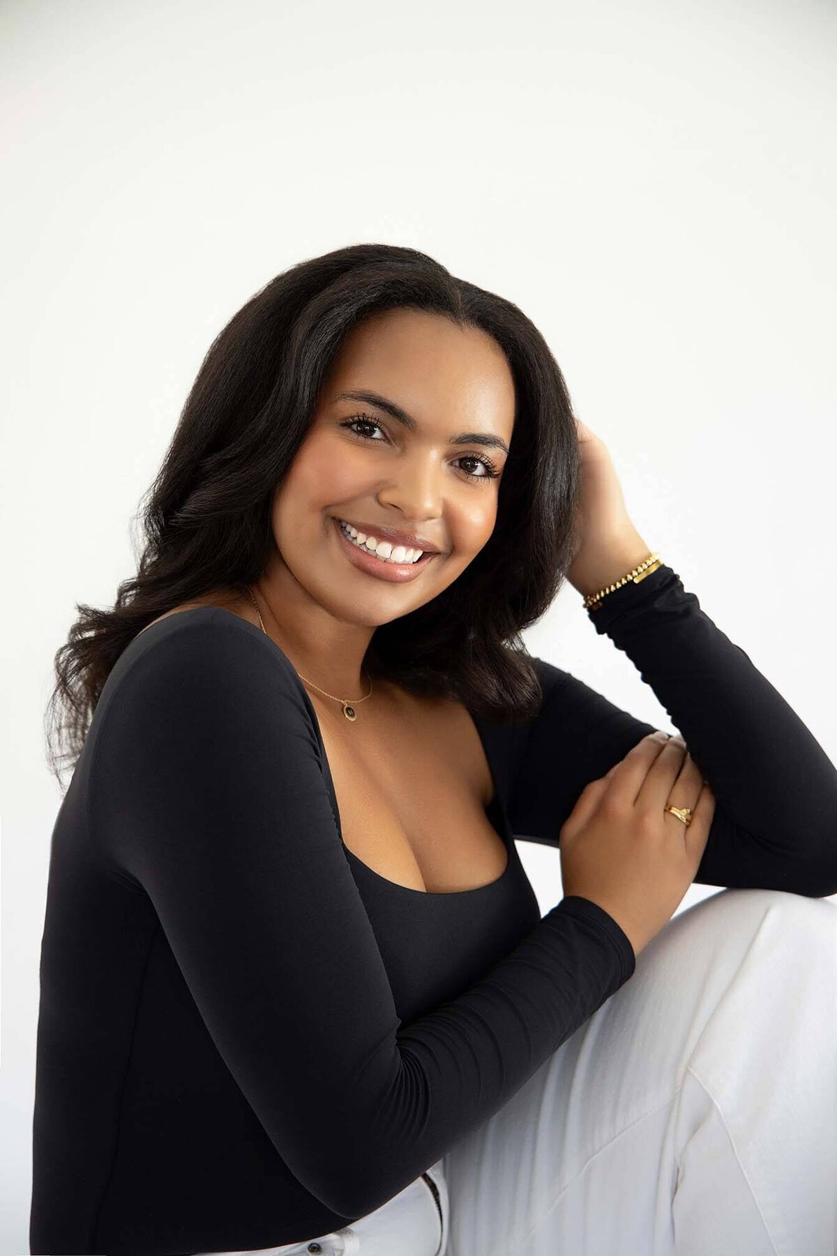 senior-girl-portrait-in-bright-studio