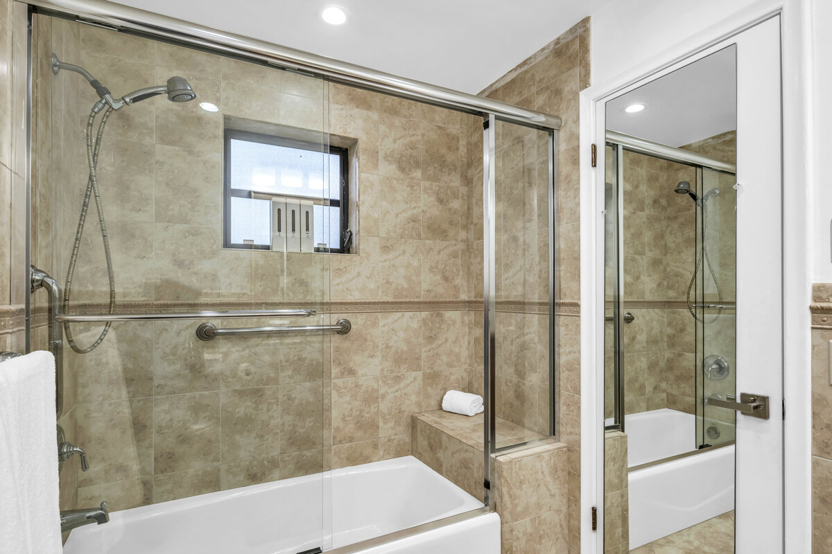 Bathroom 2 (2)