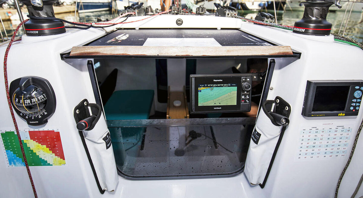 beneteau-first-27SE-interior-1