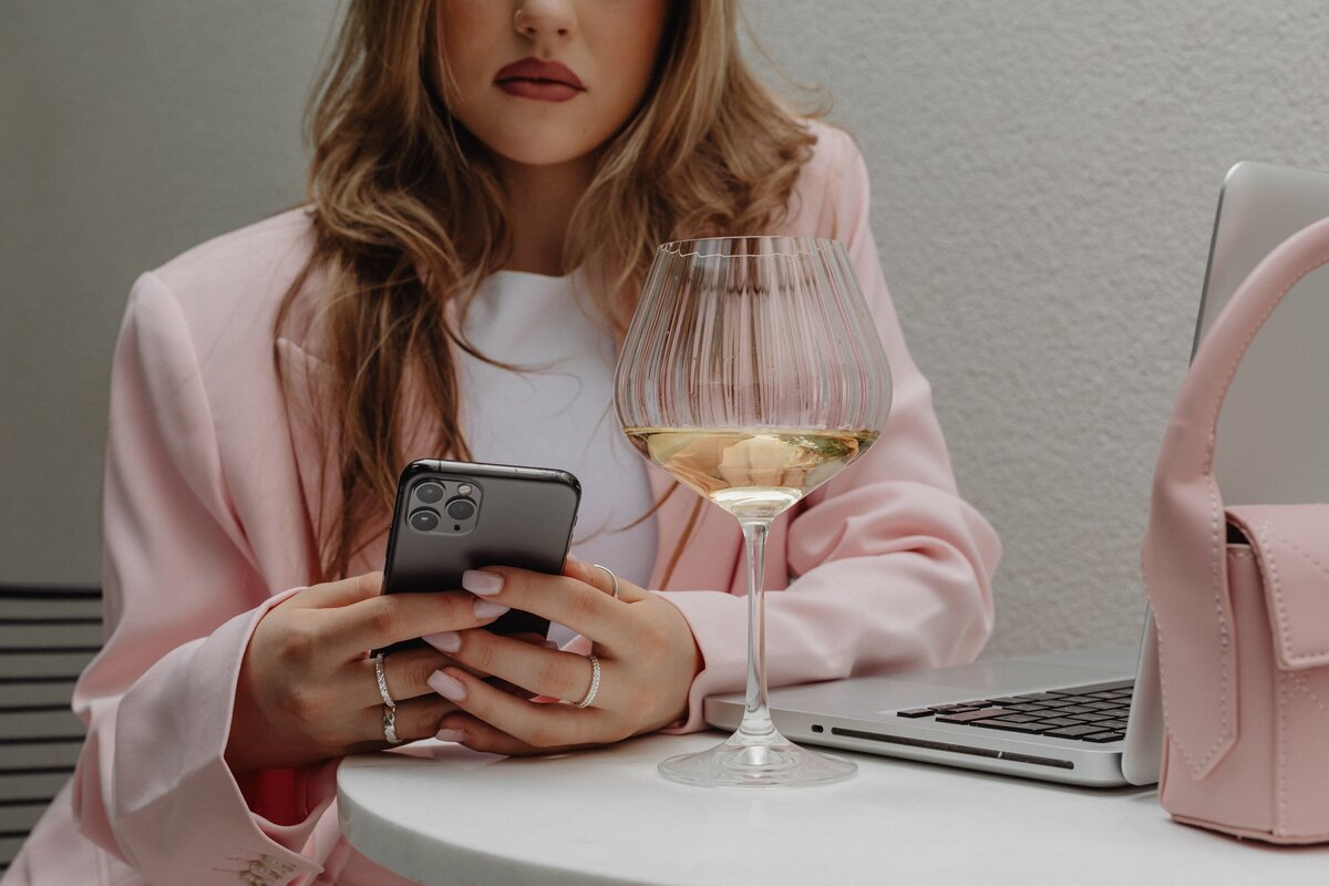 kaboompics_barbiecore-aesthetic-elegance-in-a-pink-light-32718 (3)-min
