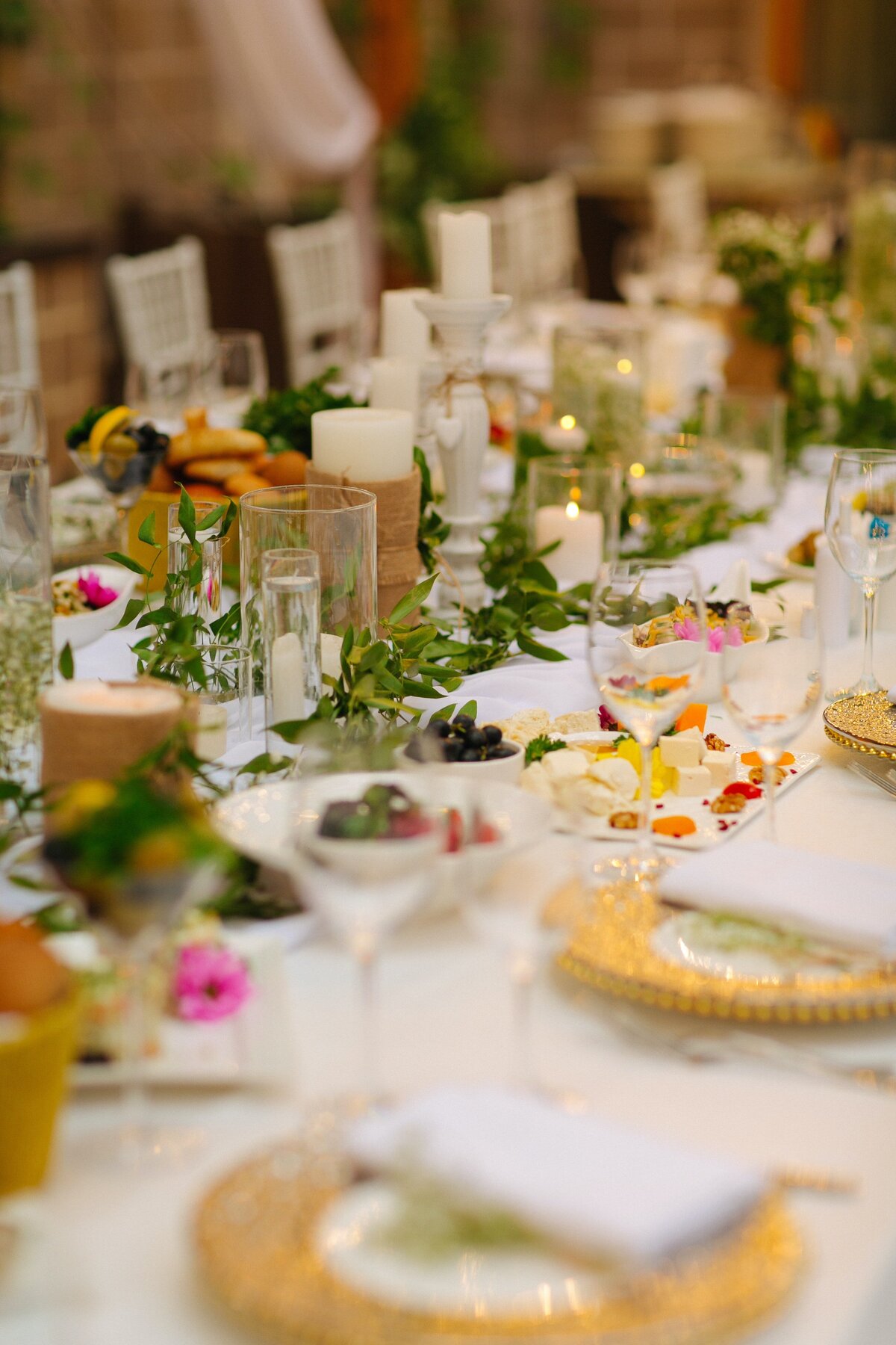 Romantic, fairy-like, wedding table setting