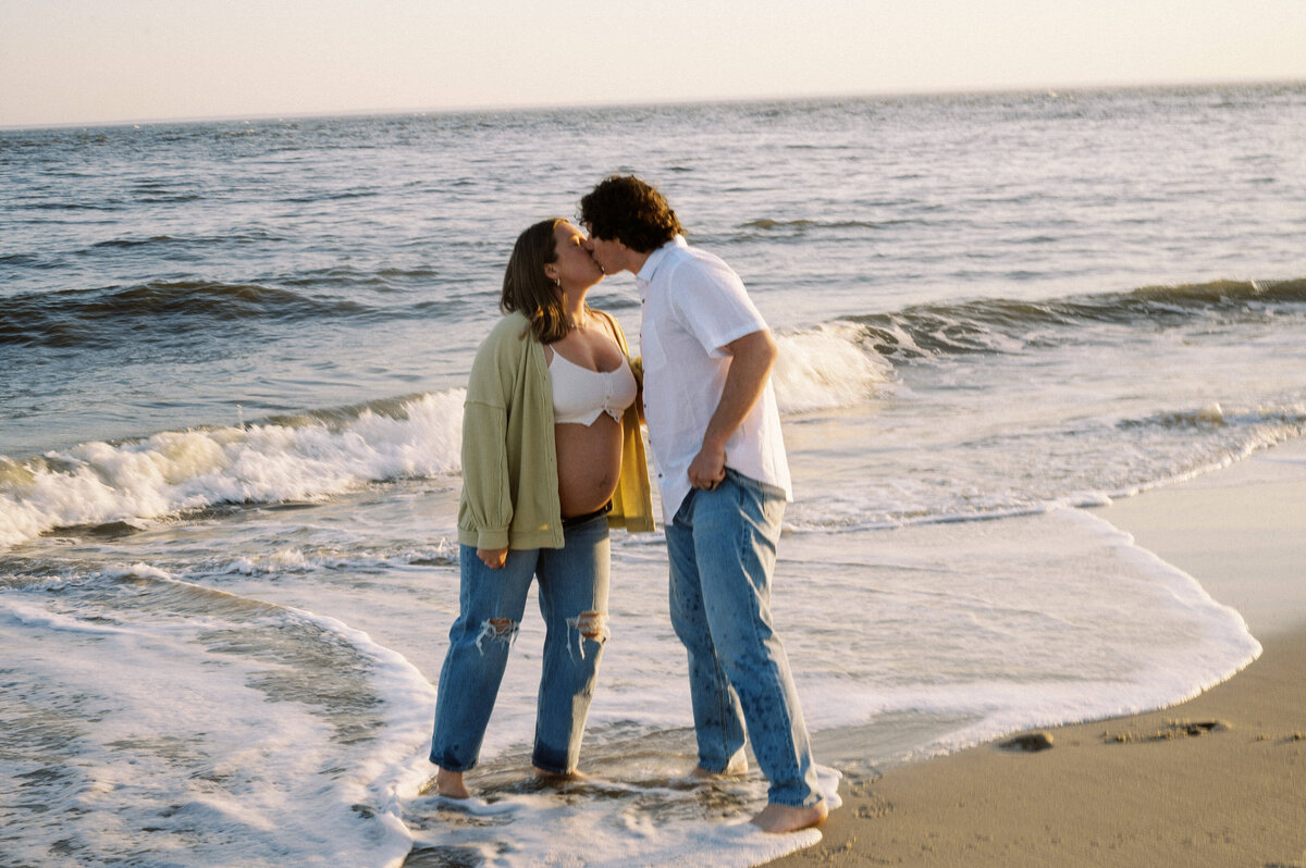 CapeMayLighthouse_BeachMaternitySession_TaylorNicollePhoto-30