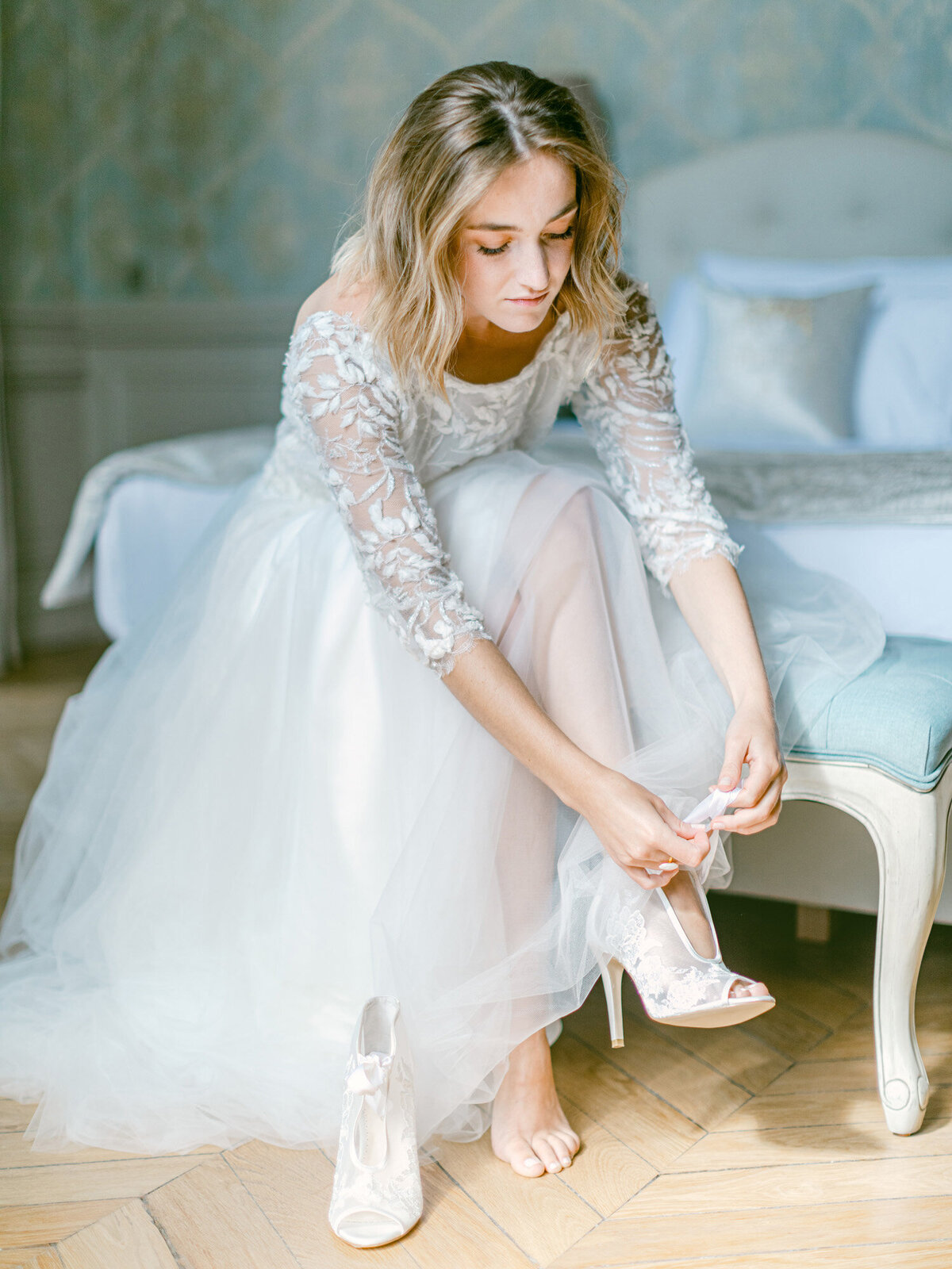 luxury_wedding_shoes_blue_white_weding_photographer_paris