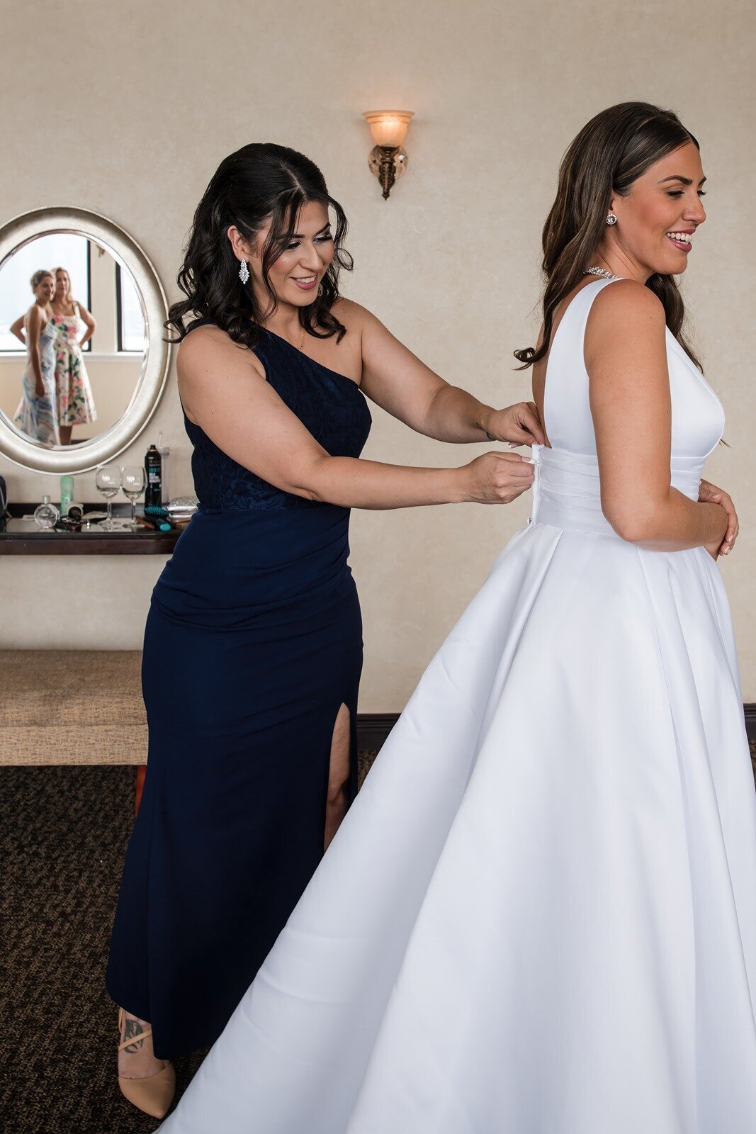 Bride-getting-ready-in-Giando's-suite-4